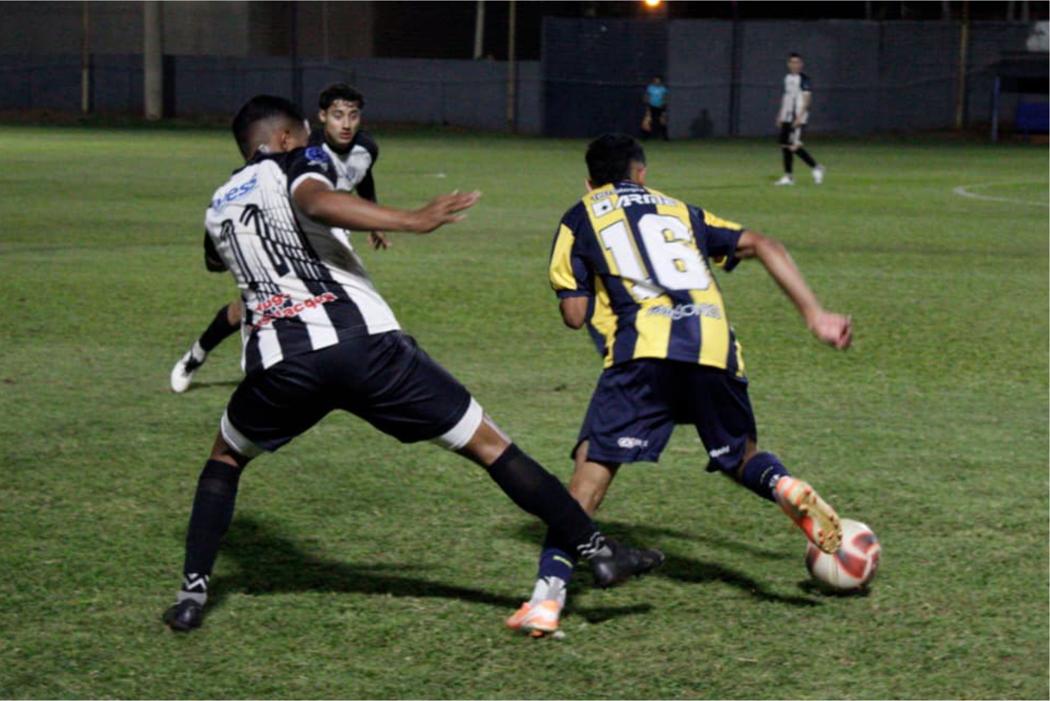 Mitre goleó 5-0 a Atlético Posadas en Rocamora y quedó como único líder del Clausura